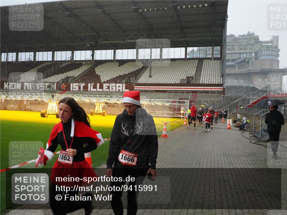 07.12.2025 - St. Pauli X-Mass-Run No. 15 Fabian Wolf http://msf.ph/oto/9415991 07.12.2025 11:07:09 Ziel 281, 596, 688, 1585, 1587, 1634, 1666, 1751, 1861, 1862 meine-sportfotos.de
