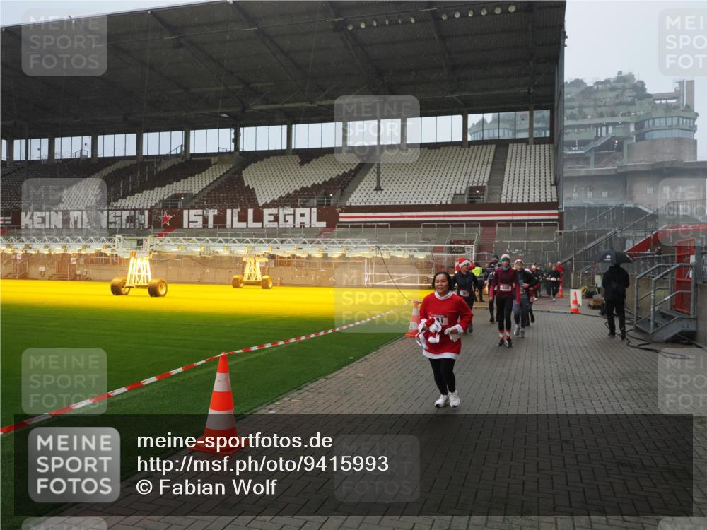 07.12.2025 - St. Pauli X-Mass-Run No. 15 Fabian Wolf http://msf.ph/oto/9415993 07.12.2025 11:07:14 Ziel 281, 342, 344, 591, 596, 603, 622, 688, 1585, 1587, 1634, 1666, 1751, 1861, 1862 meine-sportfotos.de