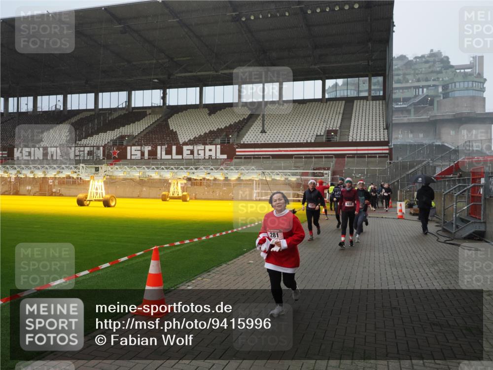 07.12.2025 - St. Pauli X-Mass-Run No. 15 Fabian Wolf http://msf.ph/oto/9415996 07.12.2025 11:07:14 Ziel 281, 342, 344, 591, 596, 603, 622, 688, 1585, 1587, 1634, 1666, 1751, 1861, 1862 meine-sportfotos.de