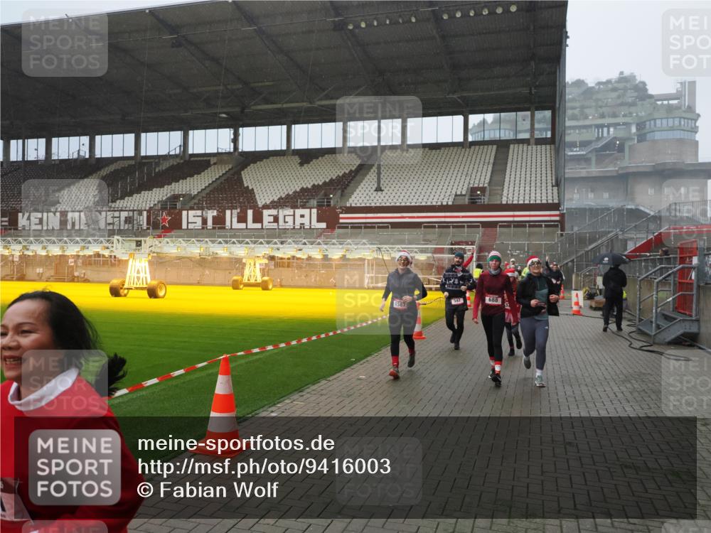 07.12.2025 - St. Pauli X-Mass-Run No. 15 Fabian Wolf http://msf.ph/oto/9416003 07.12.2025 11:07:16 Ziel 281, 342, 344, 476, 490, 591, 596, 603, 621, 622, 673, 688, 1202, 1206, 1585, 1587, 1861, 1862, 2403 meine-sportfotos.de