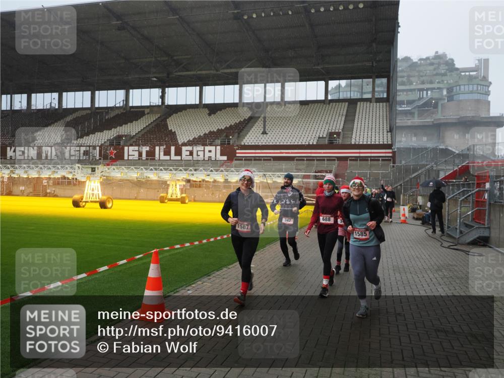 07.12.2025 - St. Pauli X-Mass-Run No. 15 Fabian Wolf http://msf.ph/oto/9416007 07.12.2025 11:07:17 Ziel 281, 342, 344, 476, 490, 591, 596, 603, 621, 622, 673, 688, 781, 1202, 1206, 1233, 1585, 1587, 1861, 1862, 2403 meine-sportfotos.de