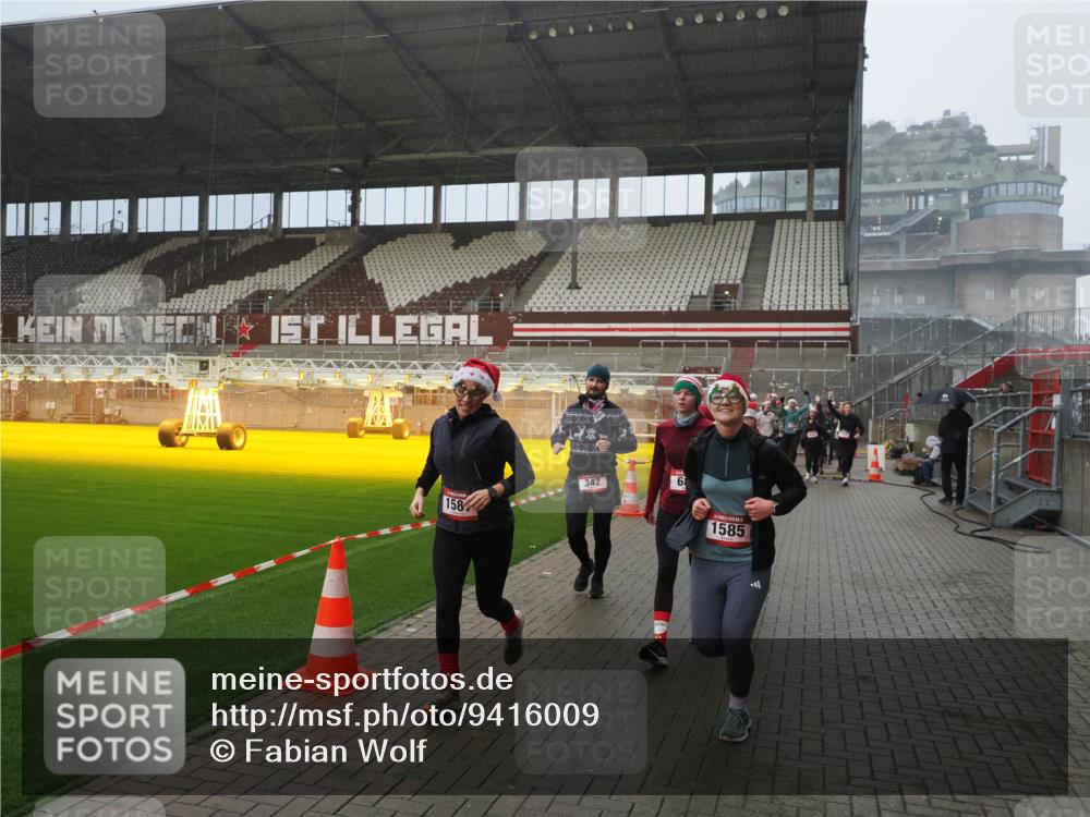 07.12.2025 - St. Pauli X-Mass-Run No. 15 Fabian Wolf http://msf.ph/oto/9416009 07.12.2025 11:07:17 Ziel 281, 342, 344, 476, 490, 591, 596, 603, 621, 622, 673, 688, 781, 1202, 1206, 1233, 1585, 1587, 1861, 1862, 2403 meine-sportfotos.de