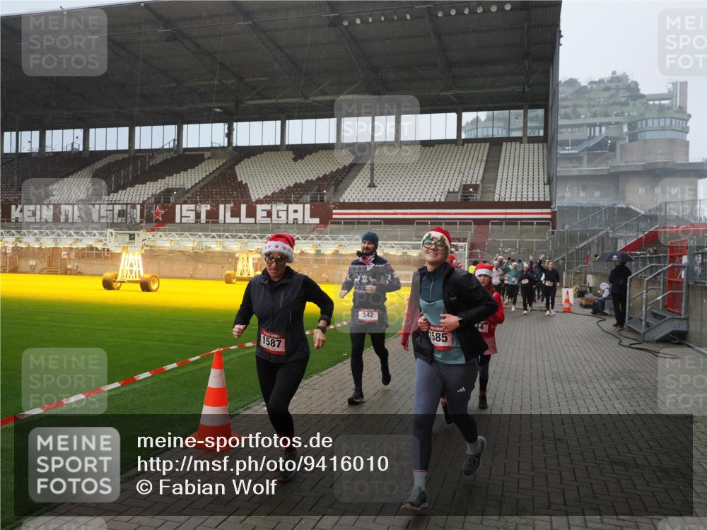 07.12.2025 - St. Pauli X-Mass-Run No. 15 Fabian Wolf http://msf.ph/oto/9416010 07.12.2025 11:07:17 Ziel 281, 342, 344, 476, 490, 591, 596, 603, 621, 622, 673, 688, 781, 1202, 1206, 1233, 1585, 1587, 1861, 1862, 2403 meine-sportfotos.de