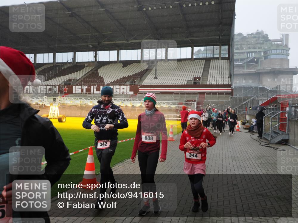 07.12.2025 - St. Pauli X-Mass-Run No. 15 Fabian Wolf http://msf.ph/oto/9416015 07.12.2025 11:07:18 Ziel 281, 342, 344, 476, 490, 591, 596, 603, 621, 622, 673, 688, 781, 1202, 1206, 1233, 1585, 1587, 1861, 1862, 2403, 5008 meine-sportfotos.de