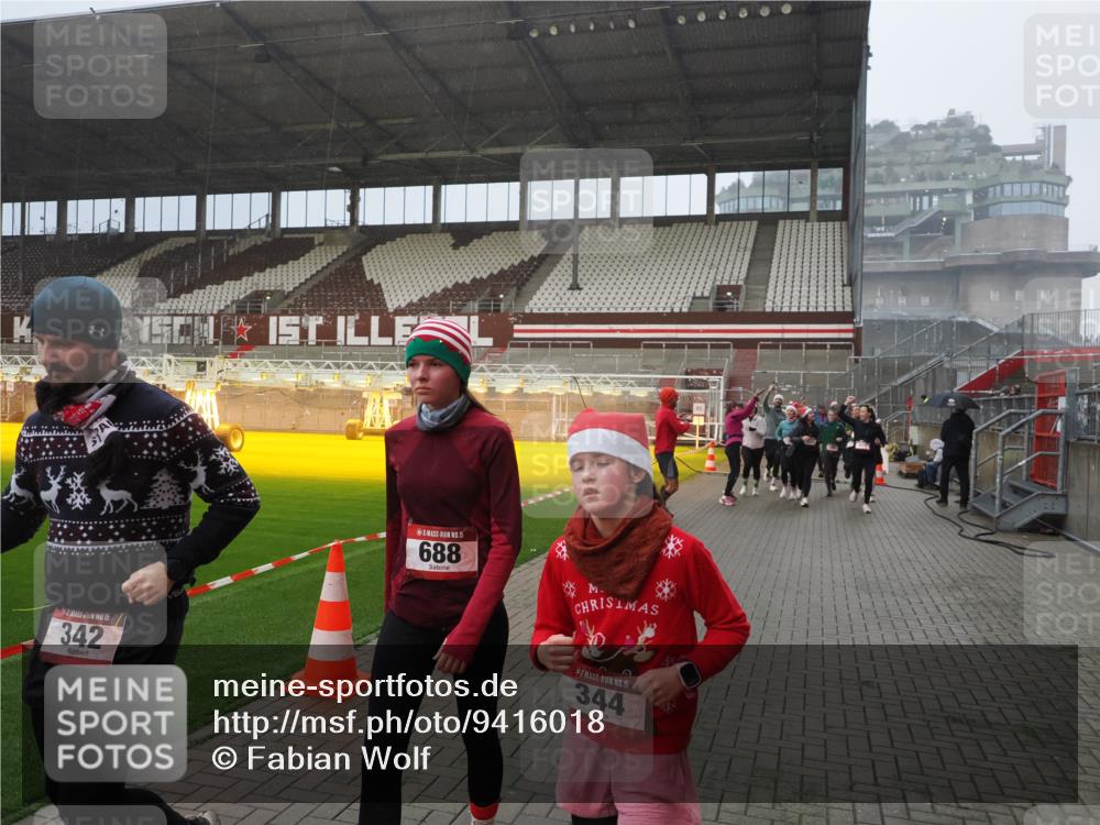 07.12.2025 - St. Pauli X-Mass-Run No. 15 Fabian Wolf http://msf.ph/oto/9416018 07.12.2025 11:07:19 Ziel 281, 342, 344, 476, 490, 591, 596, 603, 621, 622, 673, 688, 781, 1202, 1206, 1233, 1585, 1587, 1862, 2403, 5008 meine-sportfotos.de