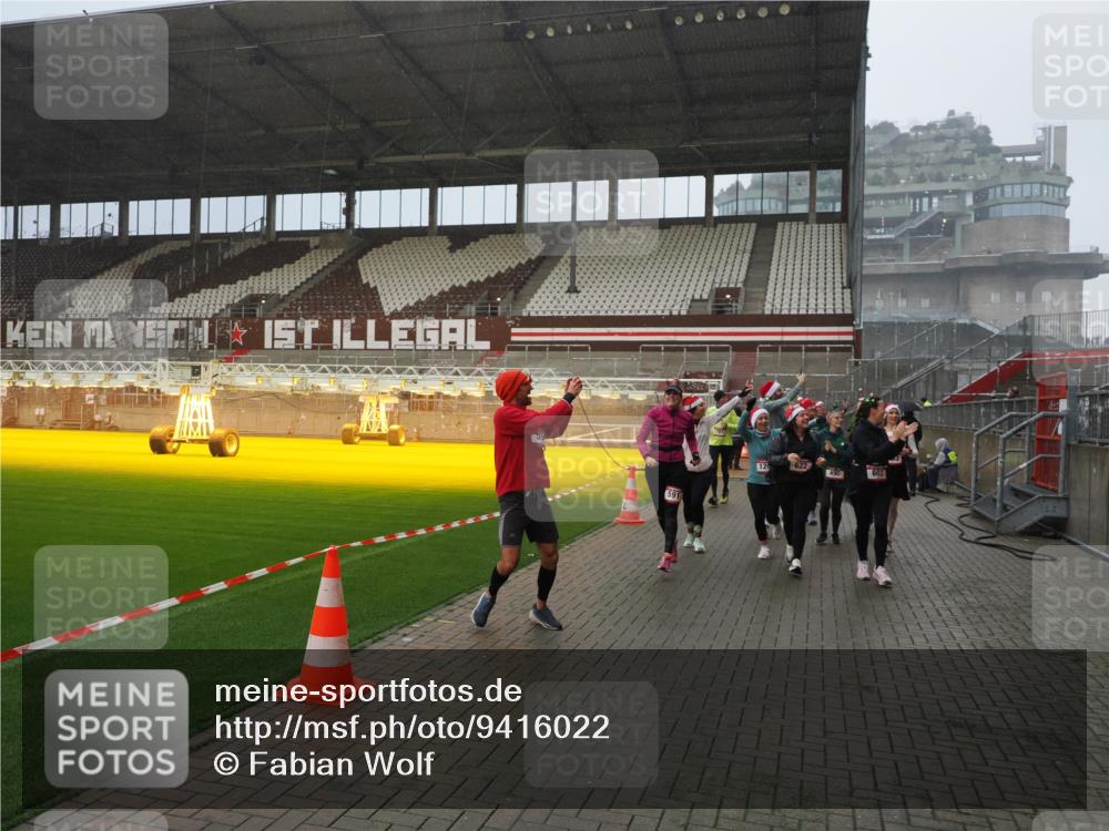 07.12.2025 - St. Pauli X-Mass-Run No. 15 Fabian Wolf http://msf.ph/oto/9416022 07.12.2025 11:07:22 Ziel 281, 342, 344, 476, 490, 591, 596, 603, 621, 622, 673, 688, 781, 1202, 1206, 1233, 1585, 1587, 2403, 5008 meine-sportfotos.de