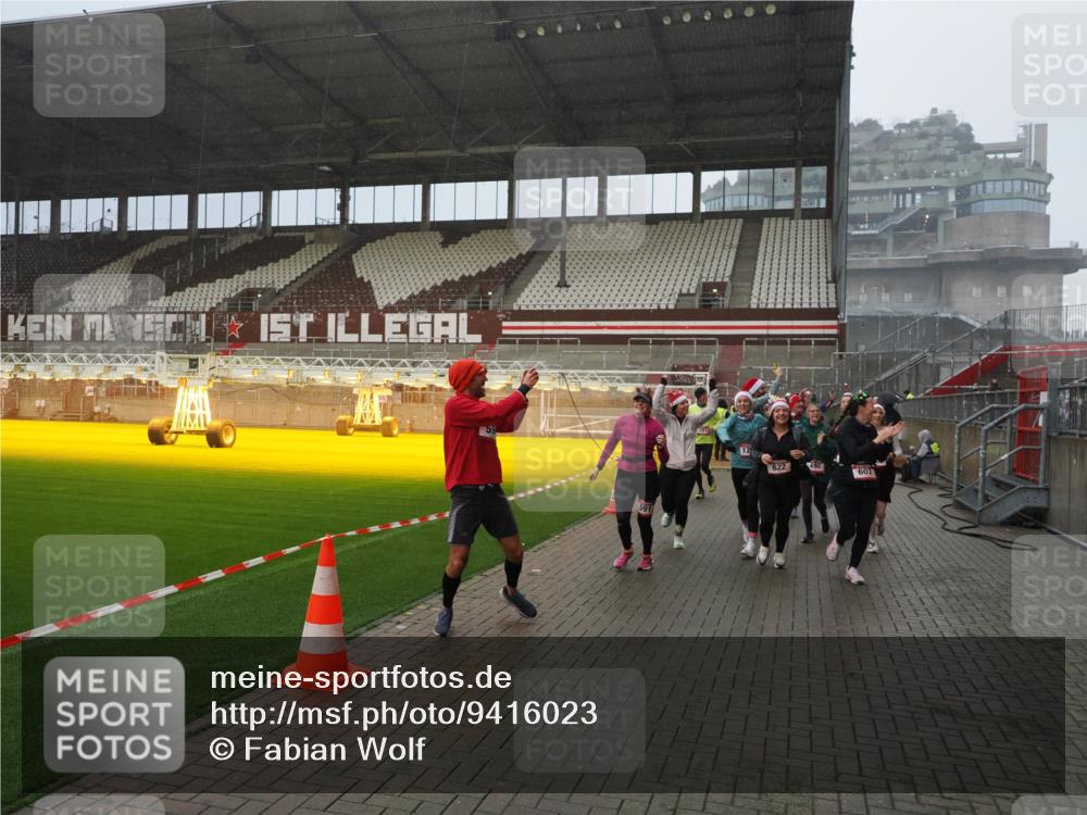07.12.2025 - St. Pauli X-Mass-Run No. 15 Fabian Wolf http://msf.ph/oto/9416023 07.12.2025 11:07:22 Ziel 281, 342, 344, 476, 490, 591, 596, 603, 621, 622, 673, 688, 781, 1202, 1206, 1233, 1585, 1587, 2403, 5008 meine-sportfotos.de