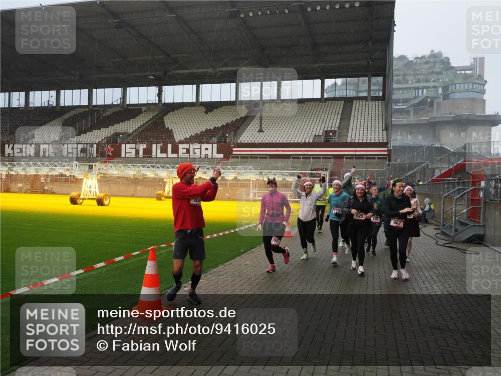 07.12.2025 - St. Pauli X-Mass-Run No. 15 Fabian Wolf http://msf.ph/oto/9416025 07.12.2025 11:07:22 Ziel 281, 342, 344, 476, 490, 591, 596, 603, 621, 622, 673, 688, 781, 1202, 1206, 1233, 1585, 1587, 2403, 5008 meine-sportfotos.de