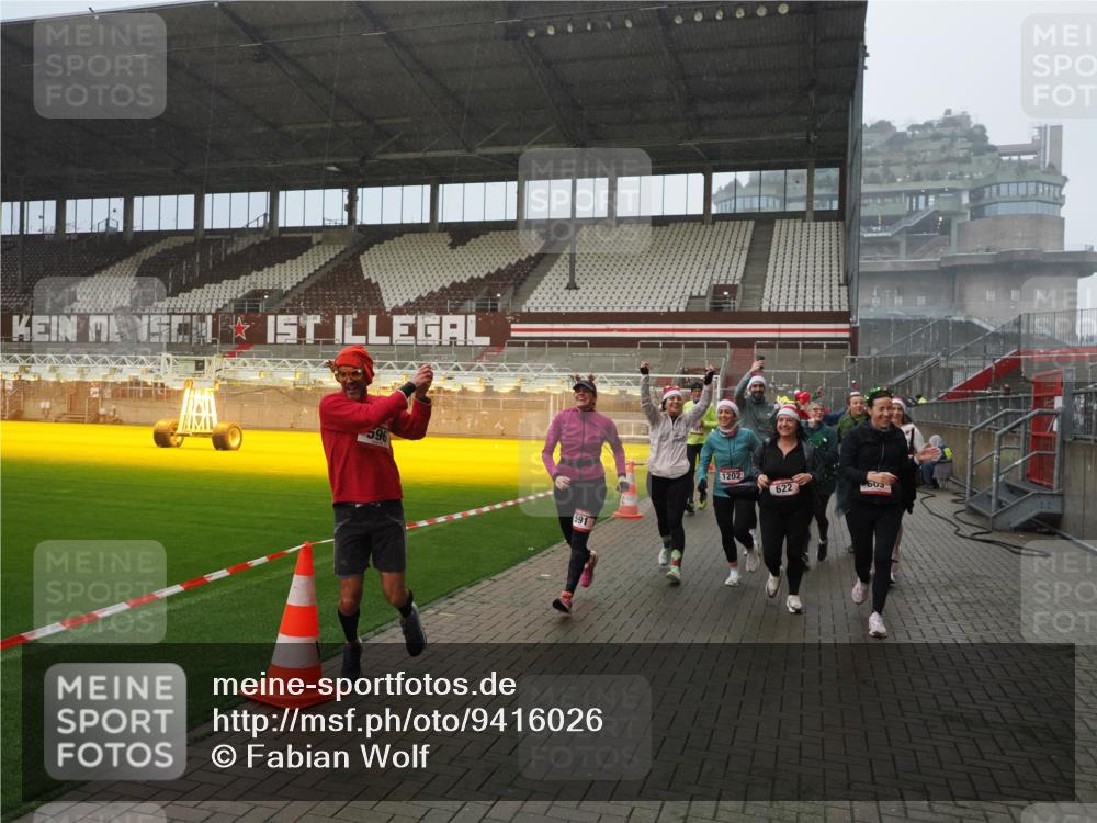 07.12.2025 - St. Pauli X-Mass-Run No. 15 Fabian Wolf http://msf.ph/oto/9416026 07.12.2025 11:07:22 Ziel 281, 342, 344, 476, 490, 591, 596, 603, 621, 622, 673, 688, 781, 1202, 1206, 1233, 1585, 1587, 2403, 5008 meine-sportfotos.de