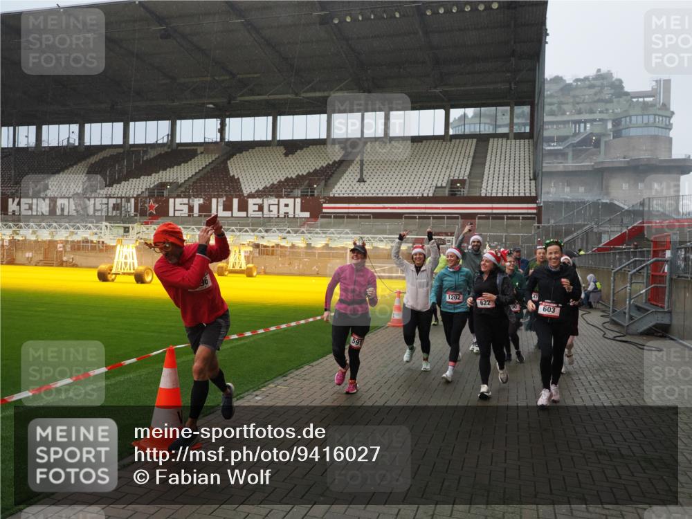 07.12.2025 - St. Pauli X-Mass-Run No. 15 Fabian Wolf http://msf.ph/oto/9416027 07.12.2025 11:07:23 Ziel 281, 342, 344, 476, 490, 591, 596, 603, 621, 622, 673, 688, 781, 1202, 1206, 1233, 1585, 1587, 2403, 5008 meine-sportfotos.de