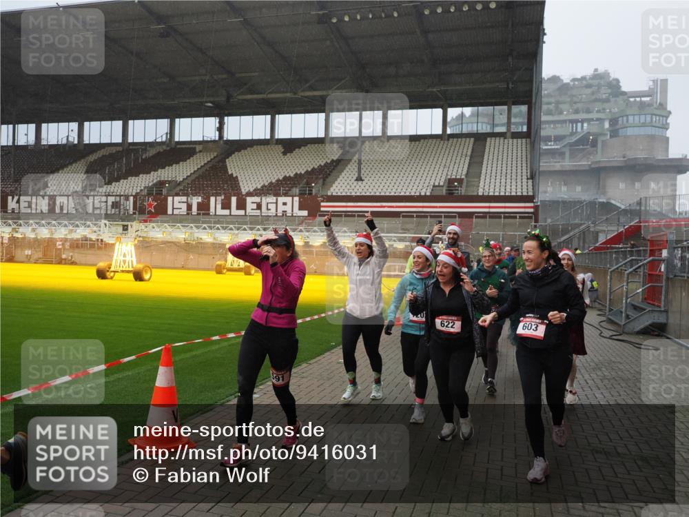 07.12.2025 - St. Pauli X-Mass-Run No. 15 Fabian Wolf http://msf.ph/oto/9416031 07.12.2025 11:07:23 Ziel 281, 342, 344, 476, 490, 591, 596, 603, 621, 622, 673, 688, 781, 1202, 1206, 1233, 1585, 1587, 2403, 5008 meine-sportfotos.de