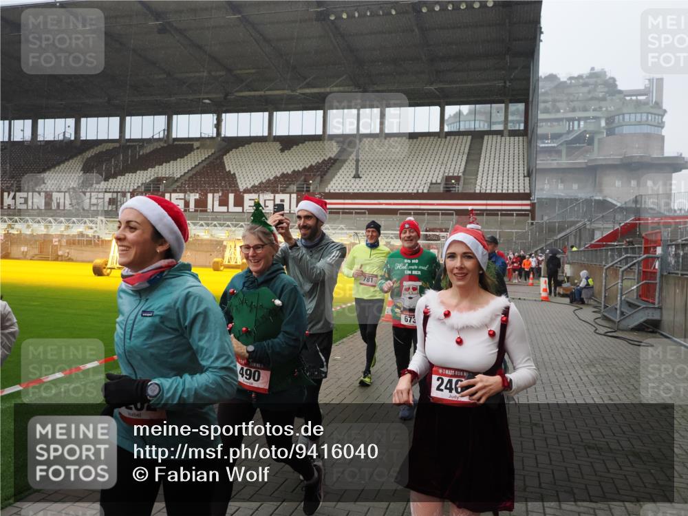07.12.2025 - St. Pauli X-Mass-Run No. 15 Fabian Wolf http://msf.ph/oto/9416040 07.12.2025 11:07:25 Ziel 281, 342, 344, 476, 490, 591, 596, 603, 621, 622, 673, 688, 781, 1202, 1206, 1233, 1585, 1587, 2403, 5008 meine-sportfotos.de