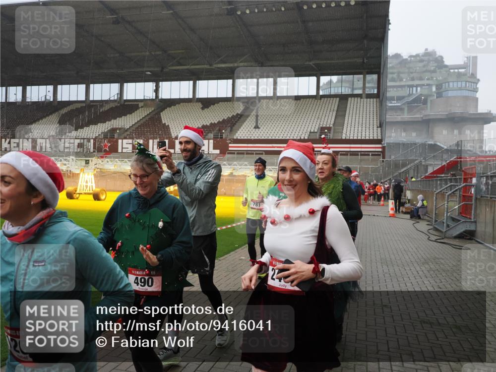 07.12.2025 - St. Pauli X-Mass-Run No. 15 Fabian Wolf http://msf.ph/oto/9416041 07.12.2025 11:07:25 Ziel 281, 342, 344, 476, 490, 591, 596, 603, 621, 622, 673, 688, 781, 1202, 1206, 1233, 1585, 1587, 2403, 5008 meine-sportfotos.de