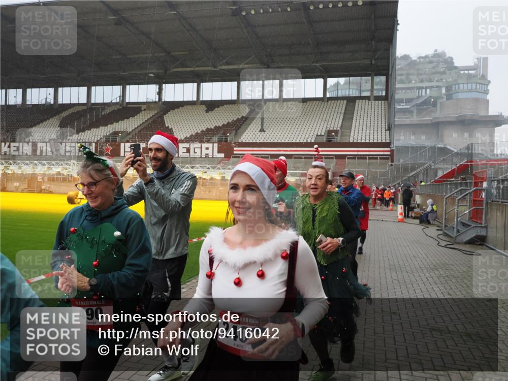 07.12.2025 - St. Pauli X-Mass-Run No. 15 Fabian Wolf http://msf.ph/oto/9416042 07.12.2025 11:07:26 Ziel 281, 342, 344, 476, 490, 591, 596, 603, 621, 622, 673, 688, 781, 1202, 1206, 1233, 1585, 1587, 2403, 5008 meine-sportfotos.de