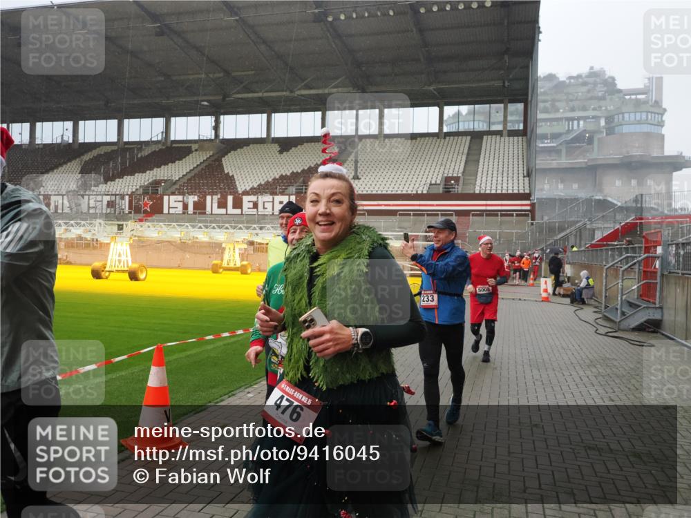 07.12.2025 - St. Pauli X-Mass-Run No. 15 Fabian Wolf http://msf.ph/oto/9416045 07.12.2025 11:07:26 Ziel 281, 342, 344, 476, 490, 591, 596, 603, 621, 622, 673, 688, 781, 1202, 1206, 1233, 1585, 1587, 2403, 5008 meine-sportfotos.de