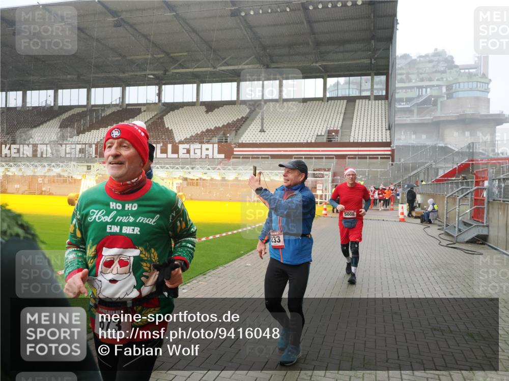 07.12.2025 - St. Pauli X-Mass-Run No. 15 Fabian Wolf http://msf.ph/oto/9416048 07.12.2025 11:07:27 Ziel 342, 344, 476, 490, 591, 596, 603, 621, 622, 673, 781, 1202, 1206, 1233, 1585, 1587, 2403, 5008 meine-sportfotos.de