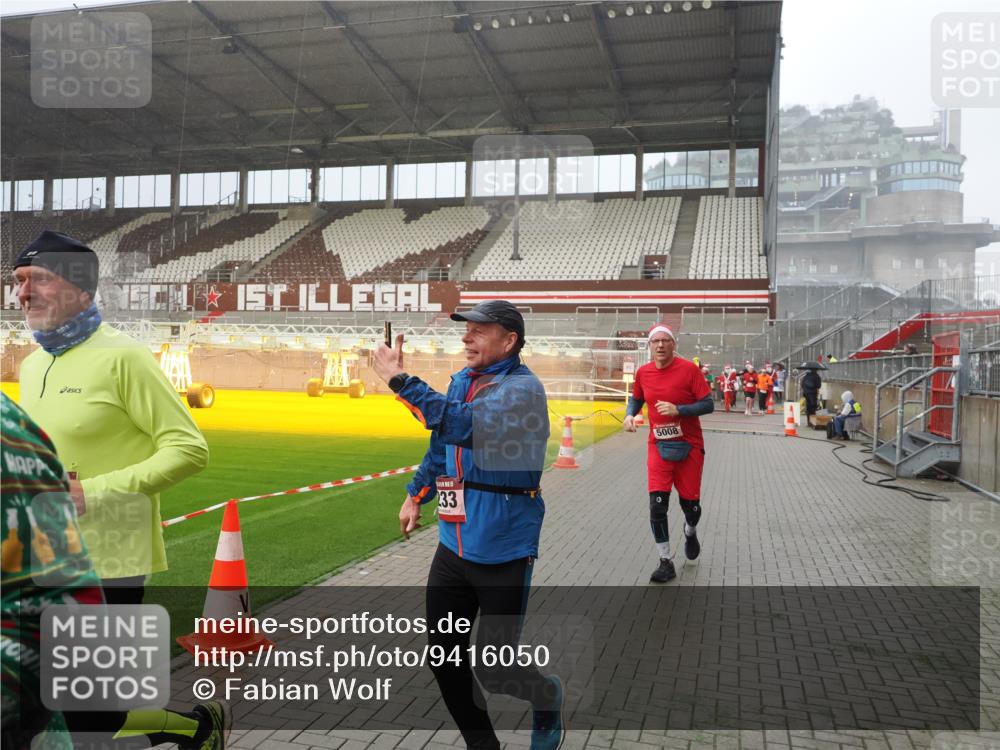 07.12.2025 - St. Pauli X-Mass-Run No. 15 Fabian Wolf http://msf.ph/oto/9416050 07.12.2025 11:07:27 Ziel 342, 344, 476, 490, 591, 596, 603, 621, 622, 673, 781, 1202, 1206, 1233, 1585, 1587, 2403, 5008 meine-sportfotos.de