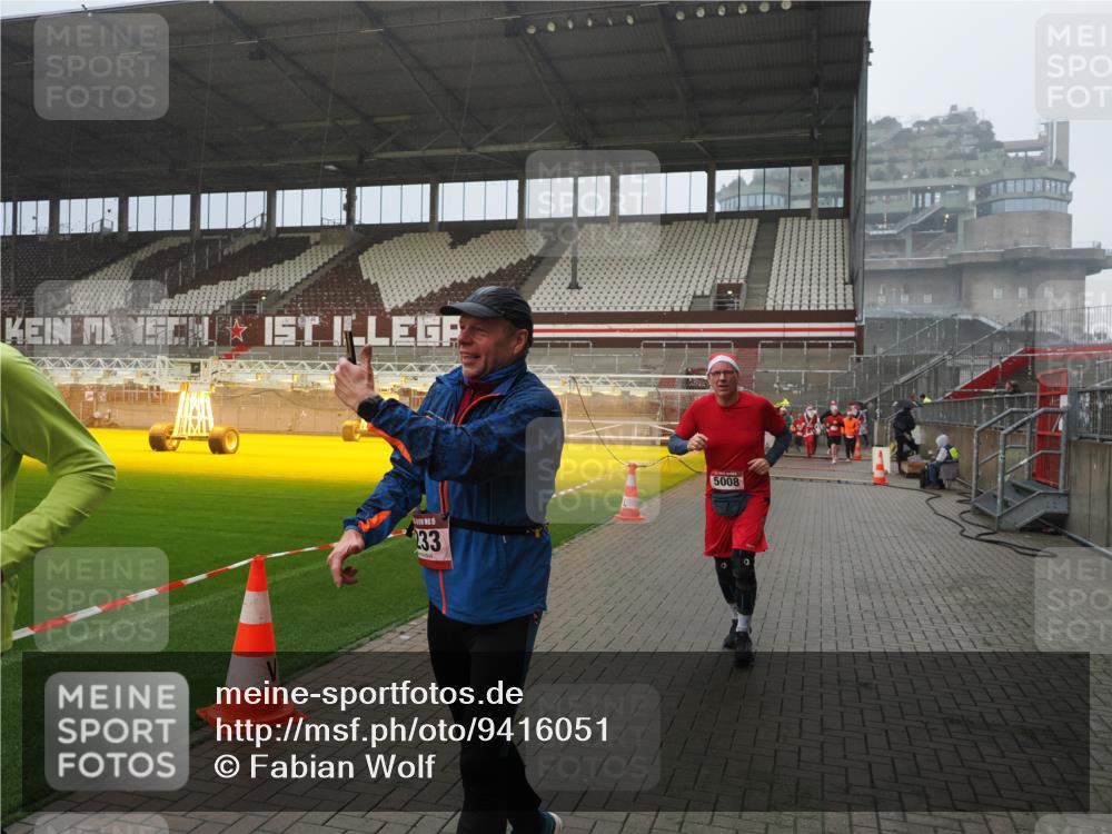 07.12.2025 - St. Pauli X-Mass-Run No. 15 Fabian Wolf http://msf.ph/oto/9416051 07.12.2025 11:07:27 Ziel 342, 344, 476, 490, 591, 596, 603, 621, 622, 673, 781, 1202, 1206, 1233, 1585, 1587, 2403, 5008 meine-sportfotos.de