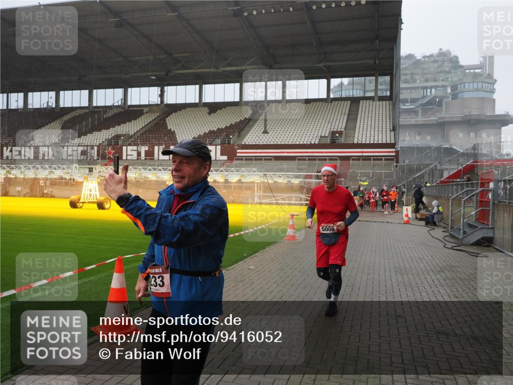 07.12.2025 - St. Pauli X-Mass-Run No. 15 Fabian Wolf http://msf.ph/oto/9416052 07.12.2025 11:07:28 Ziel 315, 342, 344, 476, 490, 591, 603, 621, 622, 673, 781, 1202, 1206, 1233, 1585, 1587, 2403, 5008 meine-sportfotos.de