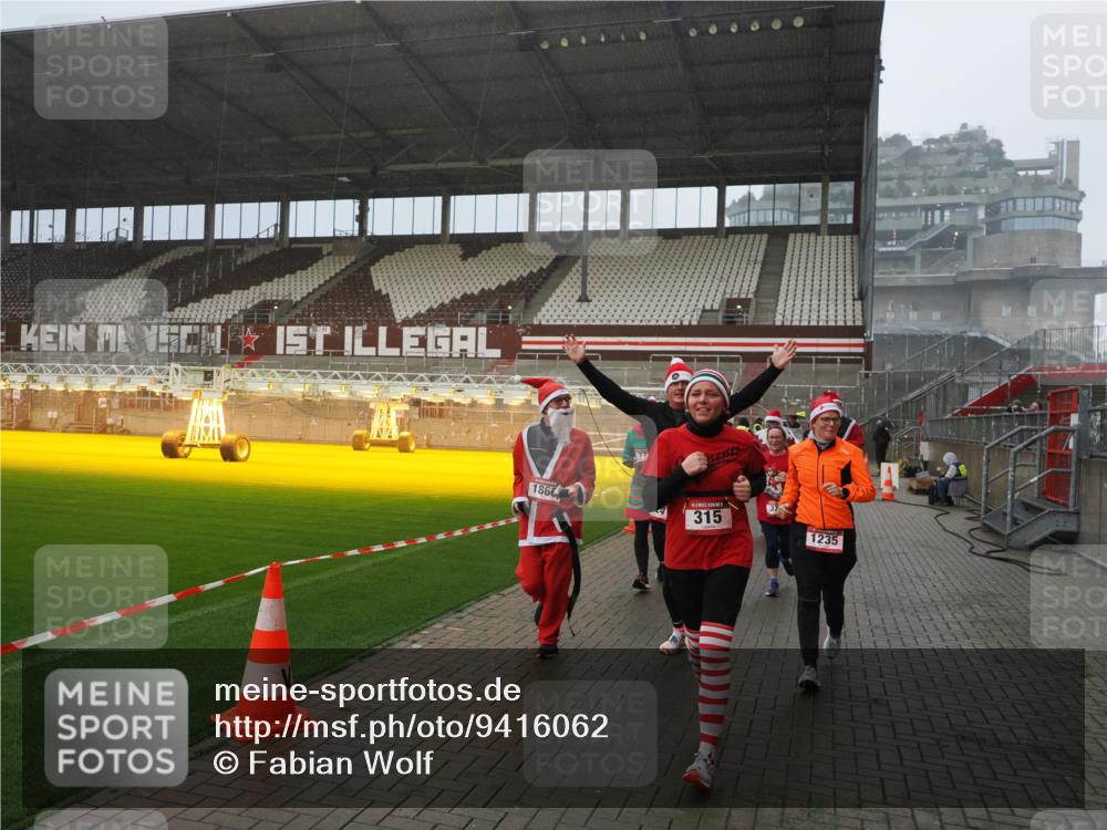 07.12.2025 - St. Pauli X-Mass-Run No. 15 Fabian Wolf http://msf.ph/oto/9416062 07.12.2025 11:07:38 Ziel 77, 315, 332, 377, 389, 397, 623, 1235, 1509, 1824, 1866, 1910, 2693, 5008 meine-sportfotos.de