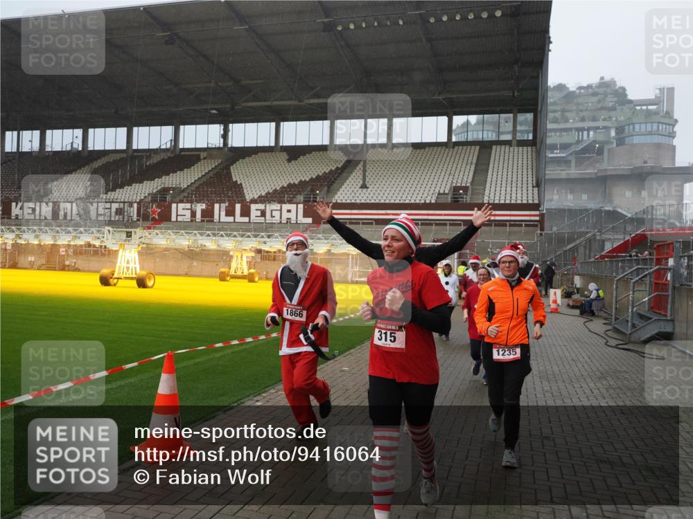 07.12.2025 - St. Pauli X-Mass-Run No. 15 Fabian Wolf http://msf.ph/oto/9416064 07.12.2025 11:07:38 Ziel 77, 315, 332, 377, 389, 397, 623, 1235, 1509, 1824, 1866, 1910, 2693, 5008 meine-sportfotos.de