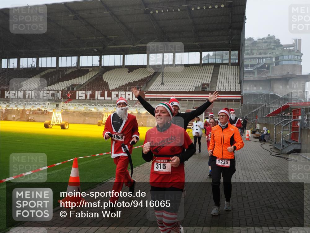 07.12.2025 - St. Pauli X-Mass-Run No. 15 Fabian Wolf http://msf.ph/oto/9416065 07.12.2025 11:07:38 Ziel 77, 315, 332, 377, 389, 397, 623, 1235, 1509, 1824, 1866, 1910, 2693, 5008 meine-sportfotos.de