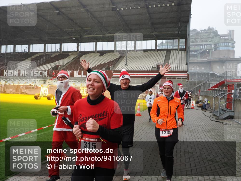 07.12.2025 - St. Pauli X-Mass-Run No. 15 Fabian Wolf http://msf.ph/oto/9416067 07.12.2025 11:07:39 Ziel 77, 315, 332, 377, 389, 397, 623, 1235, 1509, 1824, 1866, 1910, 2693 meine-sportfotos.de