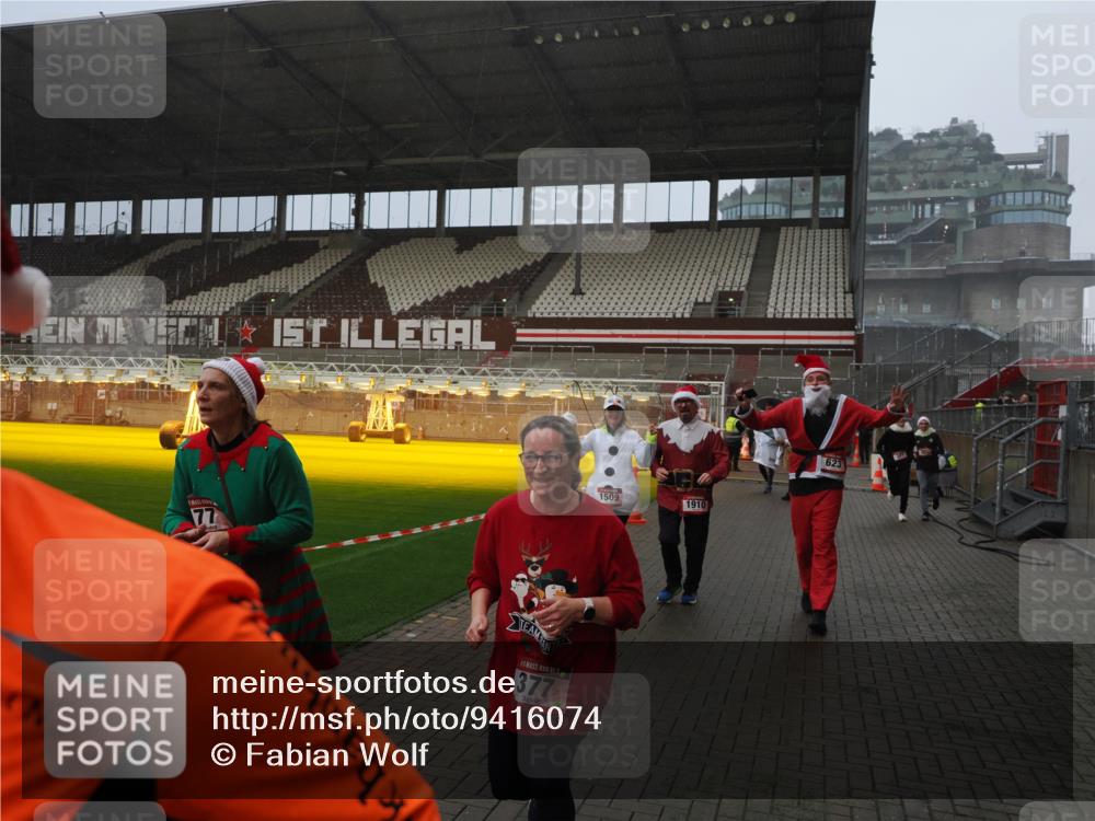07.12.2025 - St. Pauli X-Mass-Run No. 15 Fabian Wolf http://msf.ph/oto/9416074 07.12.2025 11:07:40 Ziel 77, 273, 315, 332, 377, 389, 397, 623, 1235, 1509, 1824, 1866, 1910, 2693 meine-sportfotos.de