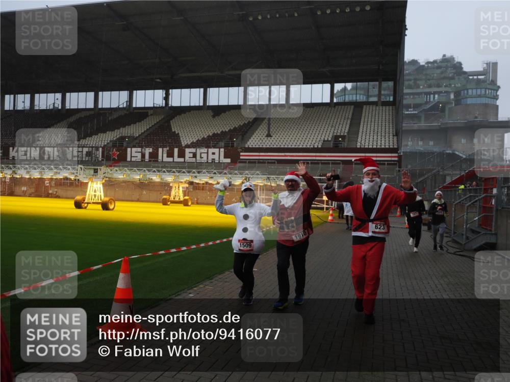 07.12.2025 - St. Pauli X-Mass-Run No. 15 Fabian Wolf http://msf.ph/oto/9416077 07.12.2025 11:07:41 Ziel 77, 273, 315, 332, 377, 389, 397, 623, 1235, 1509, 1812, 1824, 1866, 1910, 2693 meine-sportfotos.de
