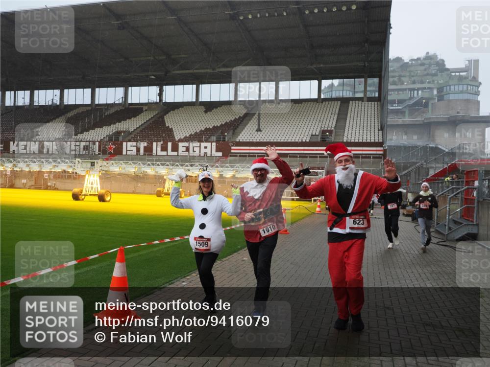 07.12.2025 - St. Pauli X-Mass-Run No. 15 Fabian Wolf http://msf.ph/oto/9416079 07.12.2025 11:07:41 Ziel 77, 273, 315, 332, 377, 389, 397, 623, 1235, 1509, 1812, 1824, 1866, 1910, 2693 meine-sportfotos.de