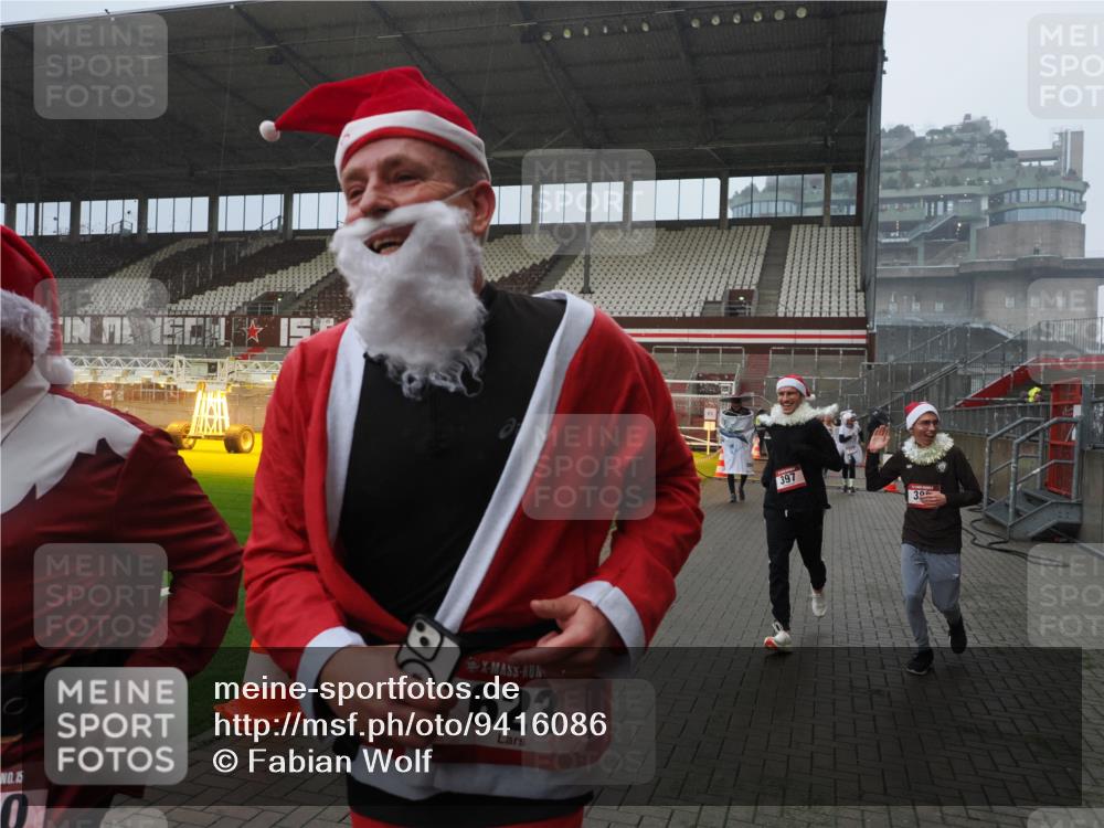 07.12.2025 - St. Pauli X-Mass-Run No. 15 Fabian Wolf http://msf.ph/oto/9416086 07.12.2025 11:07:42 Ziel 77, 271, 273, 315, 332, 377, 389, 397, 623, 1235, 1439, 1441, 1509, 1812, 1824, 1866, 1910, 2693 meine-sportfotos.de