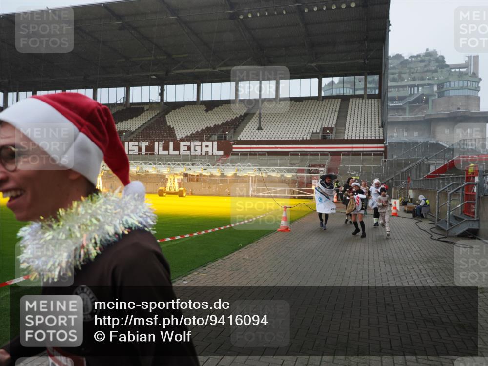 07.12.2025 - St. Pauli X-Mass-Run No. 15 Fabian Wolf http://msf.ph/oto/9416094 07.12.2025 11:07:44 Ziel 77, 271, 273, 315, 332, 377, 389, 397, 623, 1235, 1439, 1441, 1509, 1812, 1824, 1866, 1910, 2693 meine-sportfotos.de