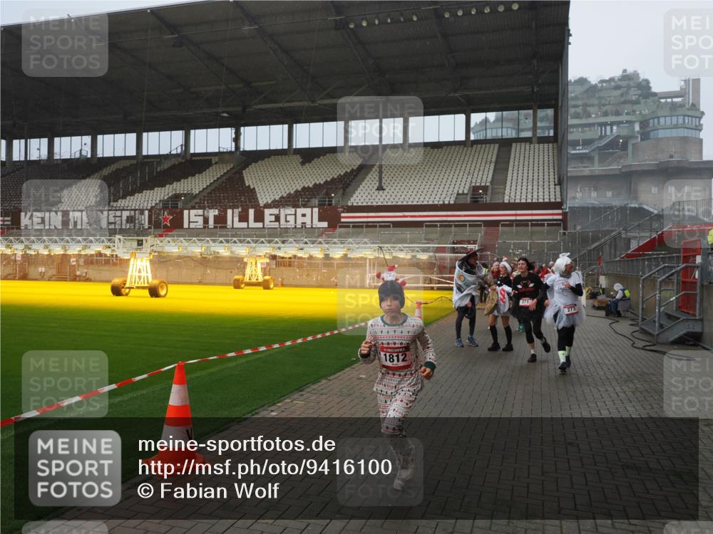 07.12.2025 - St. Pauli X-Mass-Run No. 15 Fabian Wolf http://msf.ph/oto/9416100 07.12.2025 11:07:47 Ziel 77, 271, 273, 286, 293, 315, 332, 377, 389, 397, 623, 1235, 1378, 1381, 1382, 1383, 1439, 1441, 1460, 1509, 1812, 1824, 1866, 1910, 2693 meine-sportfotos.de