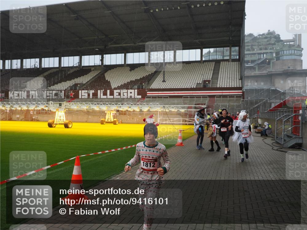 07.12.2025 - St. Pauli X-Mass-Run No. 15 Fabian Wolf http://msf.ph/oto/9416101 07.12.2025 11:07:47 Ziel 77, 271, 273, 286, 293, 315, 332, 377, 389, 397, 623, 1235, 1378, 1381, 1382, 1383, 1439, 1441, 1460, 1509, 1812, 1824, 1866, 1910, 2693 meine-sportfotos.de