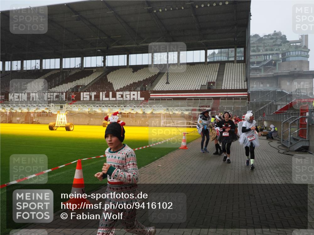 07.12.2025 - St. Pauli X-Mass-Run No. 15 Fabian Wolf http://msf.ph/oto/9416102 07.12.2025 11:07:47 Ziel 77, 271, 273, 286, 293, 315, 332, 377, 389, 397, 623, 1235, 1378, 1381, 1382, 1383, 1439, 1441, 1460, 1509, 1812, 1824, 1866, 1910, 2693 meine-sportfotos.de