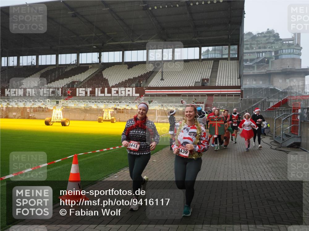 07.12.2025 - St. Pauli X-Mass-Run No. 15 Fabian Wolf http://msf.ph/oto/9416117 07.12.2025 11:07:51 Ziel 271, 273, 286, 293, 332, 377, 389, 397, 623, 774, 1107, 1123, 1129, 1378, 1381, 1382, 1383, 1439, 1441, 1460, 1509, 1812, 1910, 2693 meine-sportfotos.de