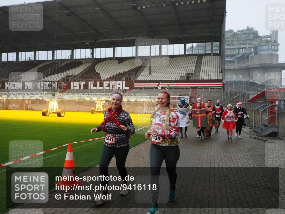 07.12.2025 - St. Pauli X-Mass-Run No. 15 Fabian Wolf http://msf.ph/oto/9416118 07.12.2025 11:07:52 Ziel 271, 273, 286, 293, 332, 389, 397, 772, 774, 1107, 1123, 1129, 1378, 1381, 1382, 1383, 1439, 1441, 1460, 1812, 2693 meine-sportfotos.de