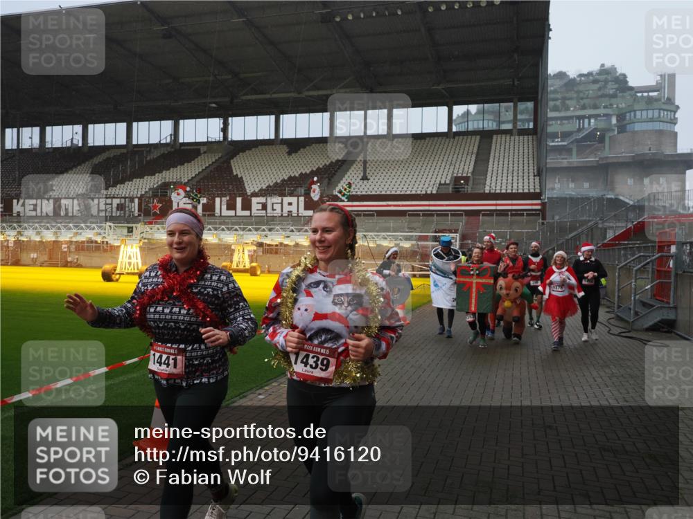 07.12.2025 - St. Pauli X-Mass-Run No. 15 Fabian Wolf http://msf.ph/oto/9416120 07.12.2025 11:07:52 Ziel 271, 273, 286, 293, 332, 389, 397, 772, 774, 1107, 1123, 1129, 1378, 1381, 1382, 1383, 1439, 1441, 1460, 1812, 2693 meine-sportfotos.de
