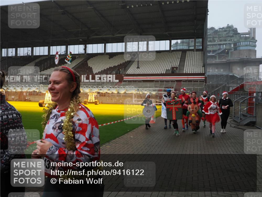 07.12.2025 - St. Pauli X-Mass-Run No. 15 Fabian Wolf http://msf.ph/oto/9416122 07.12.2025 11:07:52 Ziel 271, 273, 286, 293, 332, 389, 397, 772, 774, 1107, 1123, 1129, 1378, 1381, 1382, 1383, 1439, 1441, 1460, 1812, 2693 meine-sportfotos.de
