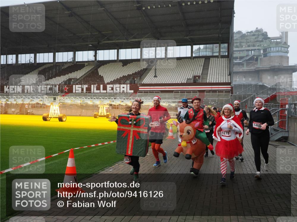 07.12.2025 - St. Pauli X-Mass-Run No. 15 Fabian Wolf http://msf.ph/oto/9416126 07.12.2025 11:07:54 Ziel 271, 273, 286, 293, 389, 397, 653, 772, 774, 1107, 1123, 1129, 1342, 1378, 1381, 1382, 1383, 1439, 1441, 1460, 1520, 1525, 1812, 2693 meine-sportfotos.de