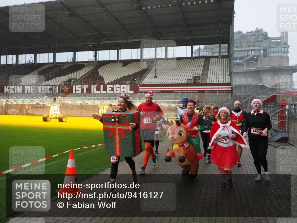 07.12.2025 - St. Pauli X-Mass-Run No. 15 Fabian Wolf http://msf.ph/oto/9416127 07.12.2025 11:07:54 Ziel 271, 273, 286, 293, 389, 397, 653, 772, 774, 1107, 1123, 1129, 1342, 1378, 1381, 1382, 1383, 1439, 1441, 1460, 1520, 1525, 1812, 2693 meine-sportfotos.de