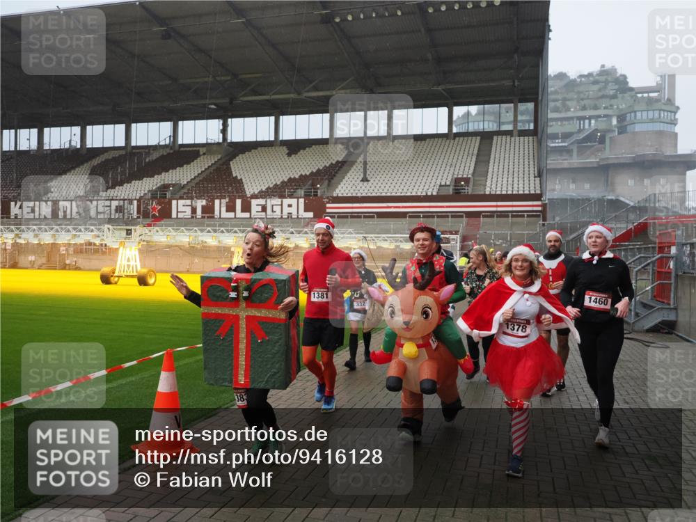 07.12.2025 - St. Pauli X-Mass-Run No. 15 Fabian Wolf http://msf.ph/oto/9416128 07.12.2025 11:07:55 Ziel 271, 273, 286, 293, 389, 397, 653, 772, 774, 1107, 1123, 1129, 1230, 1342, 1355, 1378, 1381, 1382, 1383, 1439, 1441, 1460, 1520, 1525, 1812, 4815 meine-sportfotos.de
