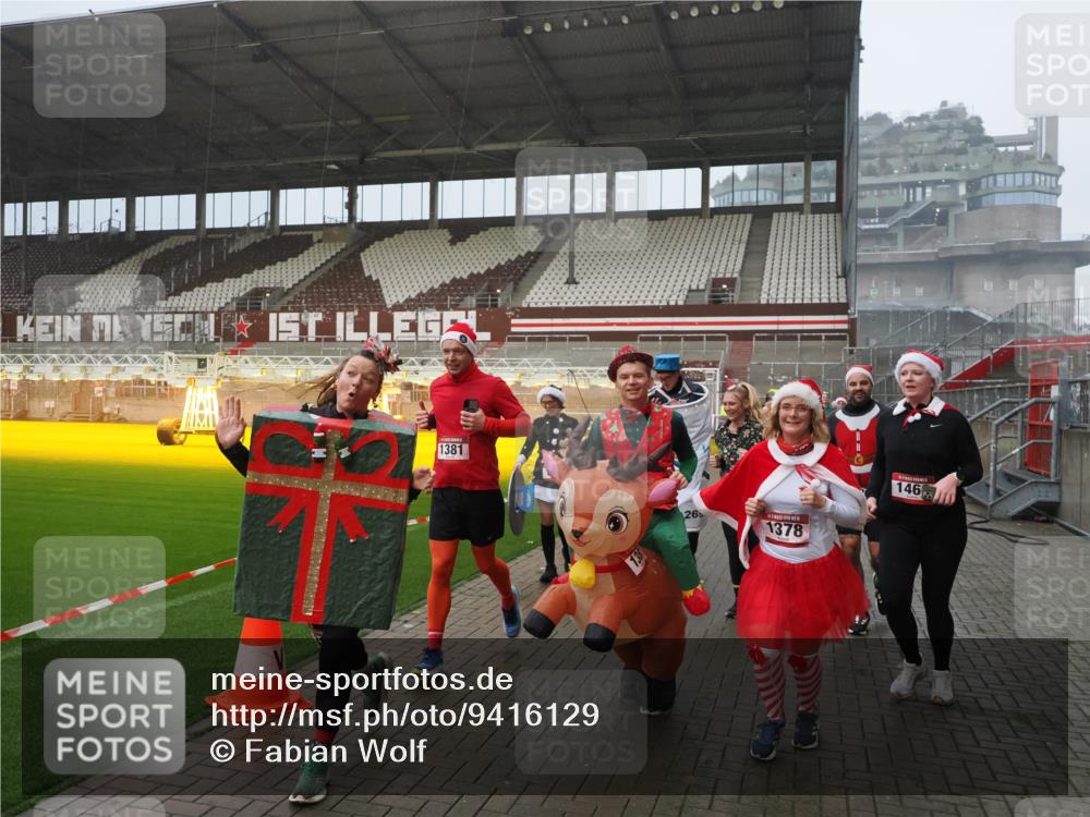 07.12.2025 - St. Pauli X-Mass-Run No. 15 Fabian Wolf http://msf.ph/oto/9416129 07.12.2025 11:07:55 Ziel 271, 273, 286, 293, 389, 397, 653, 772, 774, 1107, 1123, 1129, 1230, 1342, 1355, 1378, 1381, 1382, 1383, 1439, 1441, 1460, 1520, 1525, 1812, 4815 meine-sportfotos.de