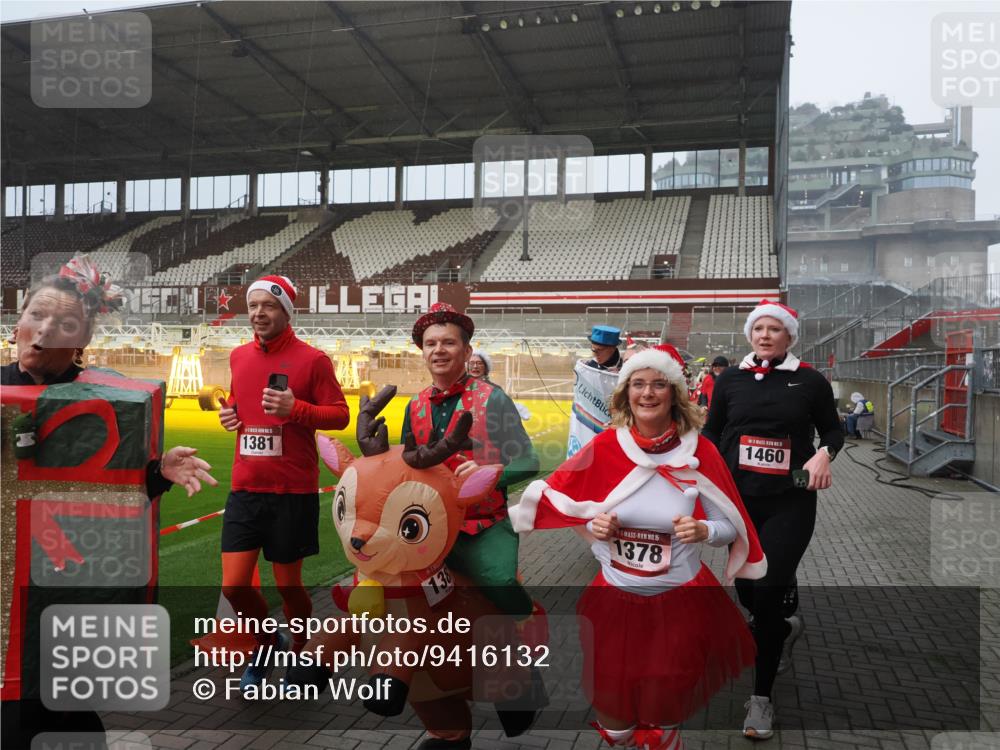 07.12.2025 - St. Pauli X-Mass-Run No. 15 Fabian Wolf http://msf.ph/oto/9416132 07.12.2025 11:07:55 Ziel 271, 273, 286, 293, 389, 397, 653, 772, 774, 1107, 1123, 1129, 1230, 1342, 1355, 1378, 1381, 1382, 1383, 1439, 1441, 1460, 1520, 1525, 1812, 4815 meine-sportfotos.de
