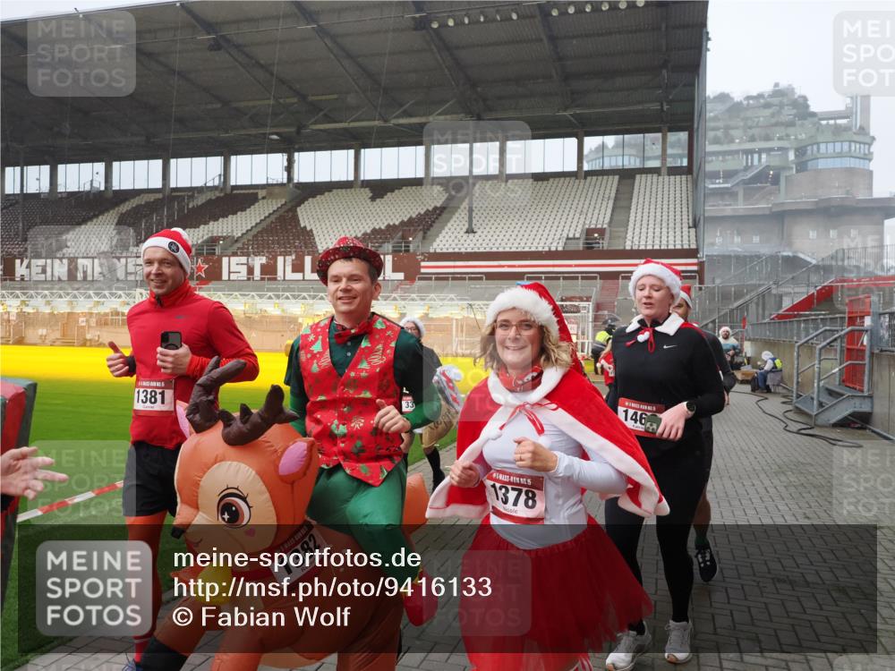 07.12.2025 - St. Pauli X-Mass-Run No. 15 Fabian Wolf http://msf.ph/oto/9416133 07.12.2025 11:07:56 Ziel 271, 273, 286, 293, 389, 397, 653, 772, 774, 1107, 1123, 1129, 1226, 1230, 1249, 1342, 1355, 1378, 1381, 1382, 1383, 1439, 1441, 1460, 1520, 1525, 1812, 4815 meine-sportfotos.de
