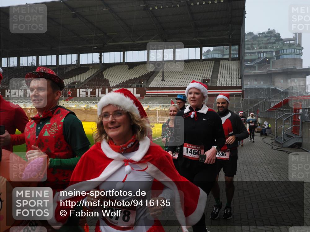 07.12.2025 - St. Pauli X-Mass-Run No. 15 Fabian Wolf http://msf.ph/oto/9416135 07.12.2025 11:07:56 Ziel 271, 273, 286, 293, 389, 397, 653, 772, 774, 1107, 1123, 1129, 1226, 1230, 1249, 1342, 1355, 1378, 1381, 1382, 1383, 1439, 1441, 1460, 1520, 1525, 1812, 4815 meine-sportfotos.de