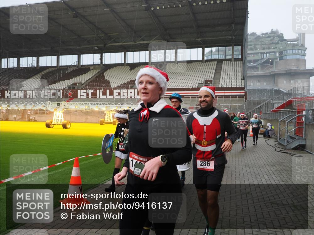 07.12.2025 - St. Pauli X-Mass-Run No. 15 Fabian Wolf http://msf.ph/oto/9416137 07.12.2025 11:07:56 Ziel 271, 273, 286, 293, 389, 397, 653, 772, 774, 1107, 1123, 1129, 1226, 1230, 1249, 1342, 1355, 1378, 1381, 1382, 1383, 1439, 1441, 1460, 1520, 1525, 1812, 4815 meine-sportfotos.de
