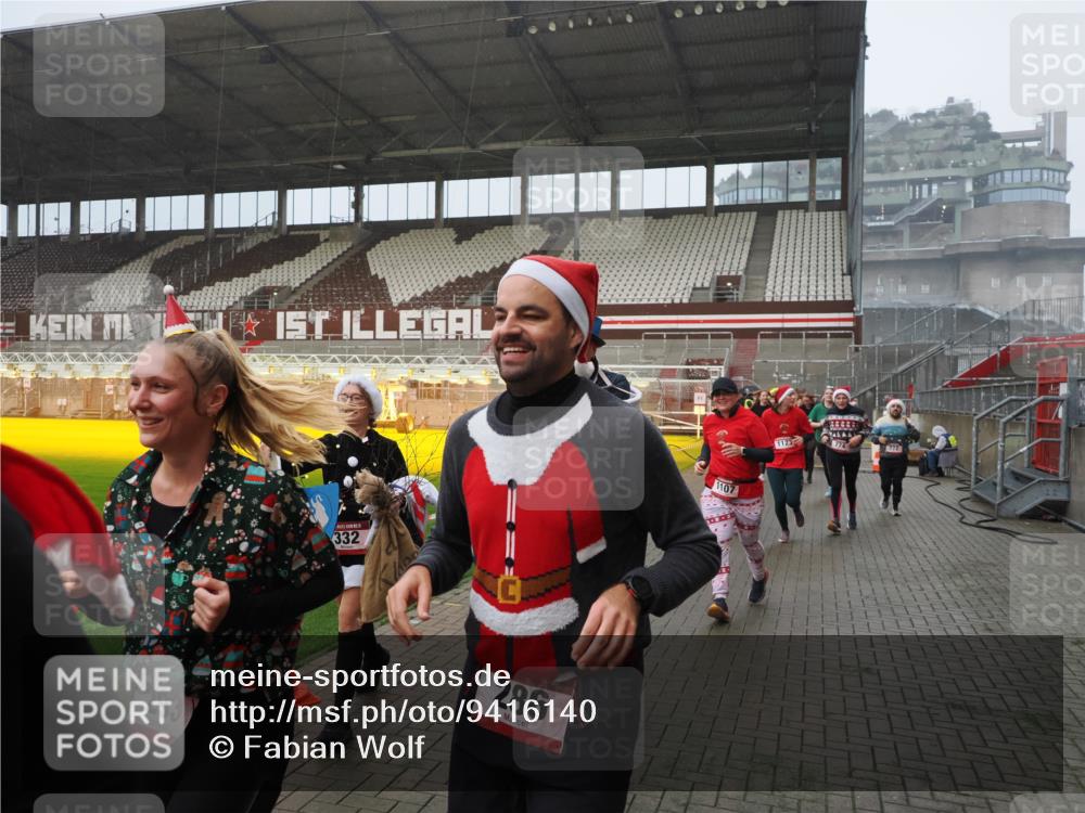 07.12.2025 - St. Pauli X-Mass-Run No. 15 Fabian Wolf http://msf.ph/oto/9416140 07.12.2025 11:07:57 Ziel 271, 273, 286, 293, 389, 397, 653, 772, 774, 1107, 1123, 1129, 1226, 1230, 1249, 1342, 1355, 1378, 1381, 1382, 1383, 1439, 1441, 1460, 1520, 1525, 1809, 1810, 1812, 4798, 4815 meine-sportfotos.de