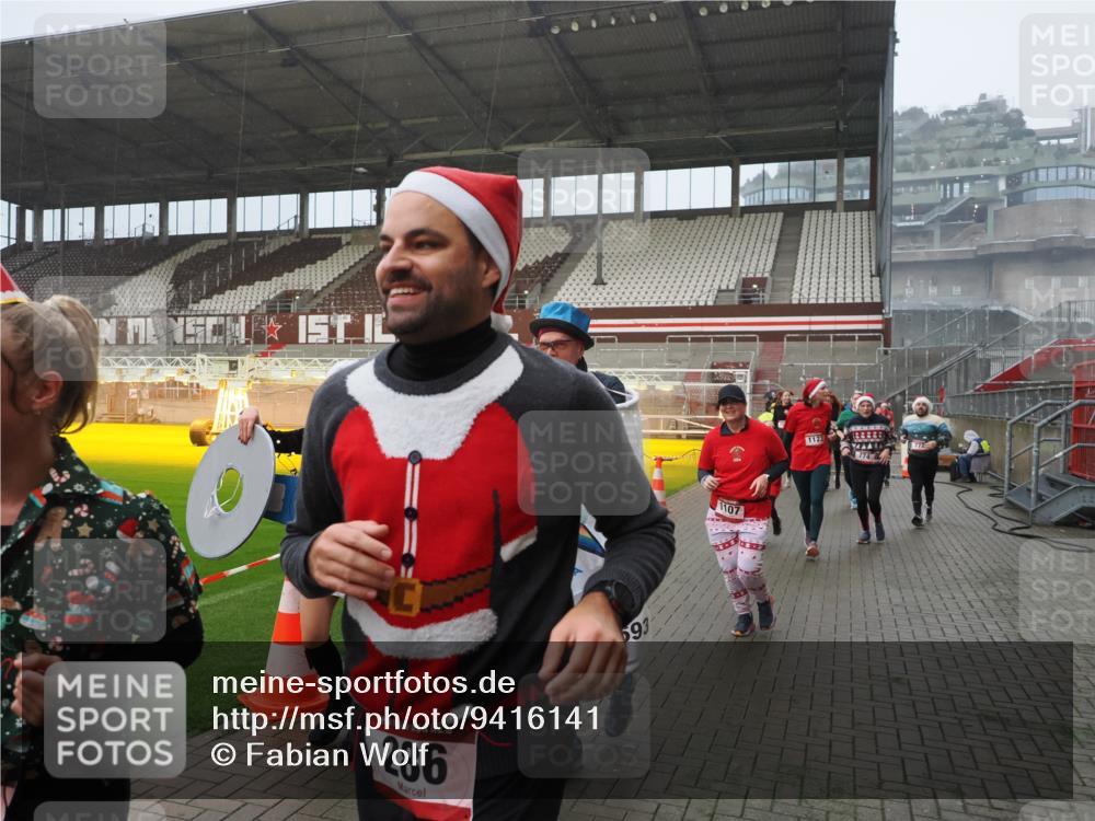 07.12.2025 - St. Pauli X-Mass-Run No. 15 Fabian Wolf http://msf.ph/oto/9416141 07.12.2025 11:07:57 Ziel 271, 273, 286, 293, 389, 397, 653, 772, 774, 1107, 1123, 1129, 1226, 1230, 1249, 1342, 1355, 1378, 1381, 1382, 1383, 1439, 1441, 1460, 1520, 1525, 1809, 1810, 1812, 4798, 4815 meine-sportfotos.de