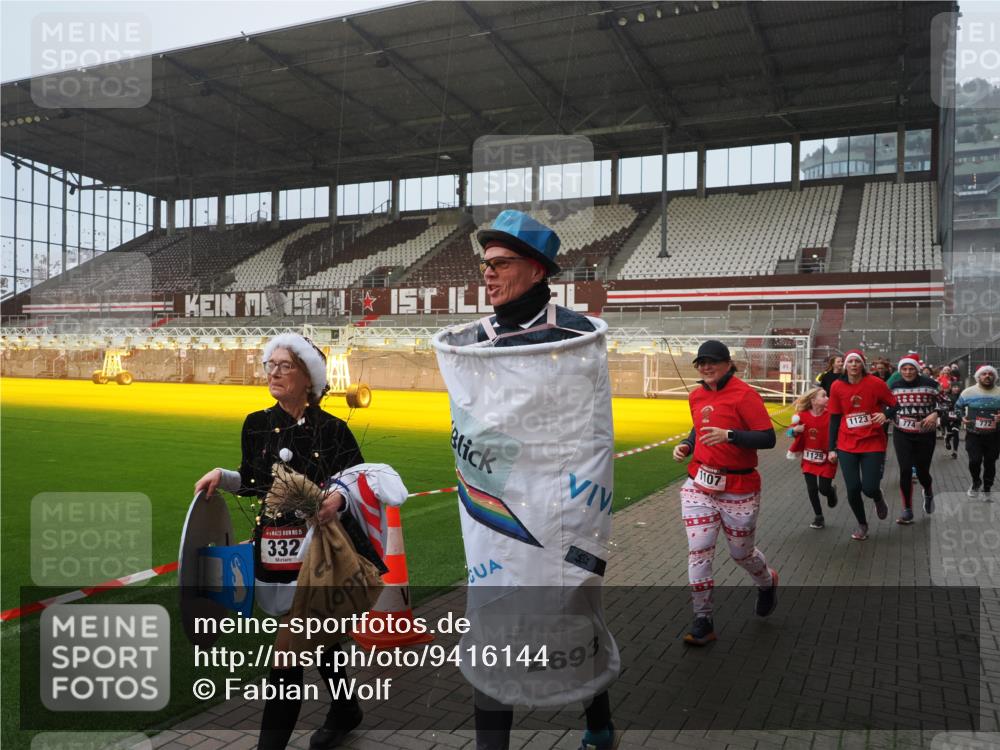 07.12.2025 - St. Pauli X-Mass-Run No. 15 Fabian Wolf http://msf.ph/oto/9416144 07.12.2025 11:07:58 Ziel 271, 273, 286, 293, 389, 397, 653, 772, 774, 1107, 1123, 1129, 1226, 1230, 1249, 1342, 1355, 1378, 1381, 1382, 1383, 1439, 1441, 1460, 1520, 1525, 1809, 1810, 1812, 4798, 4815 meine-sportfotos.de